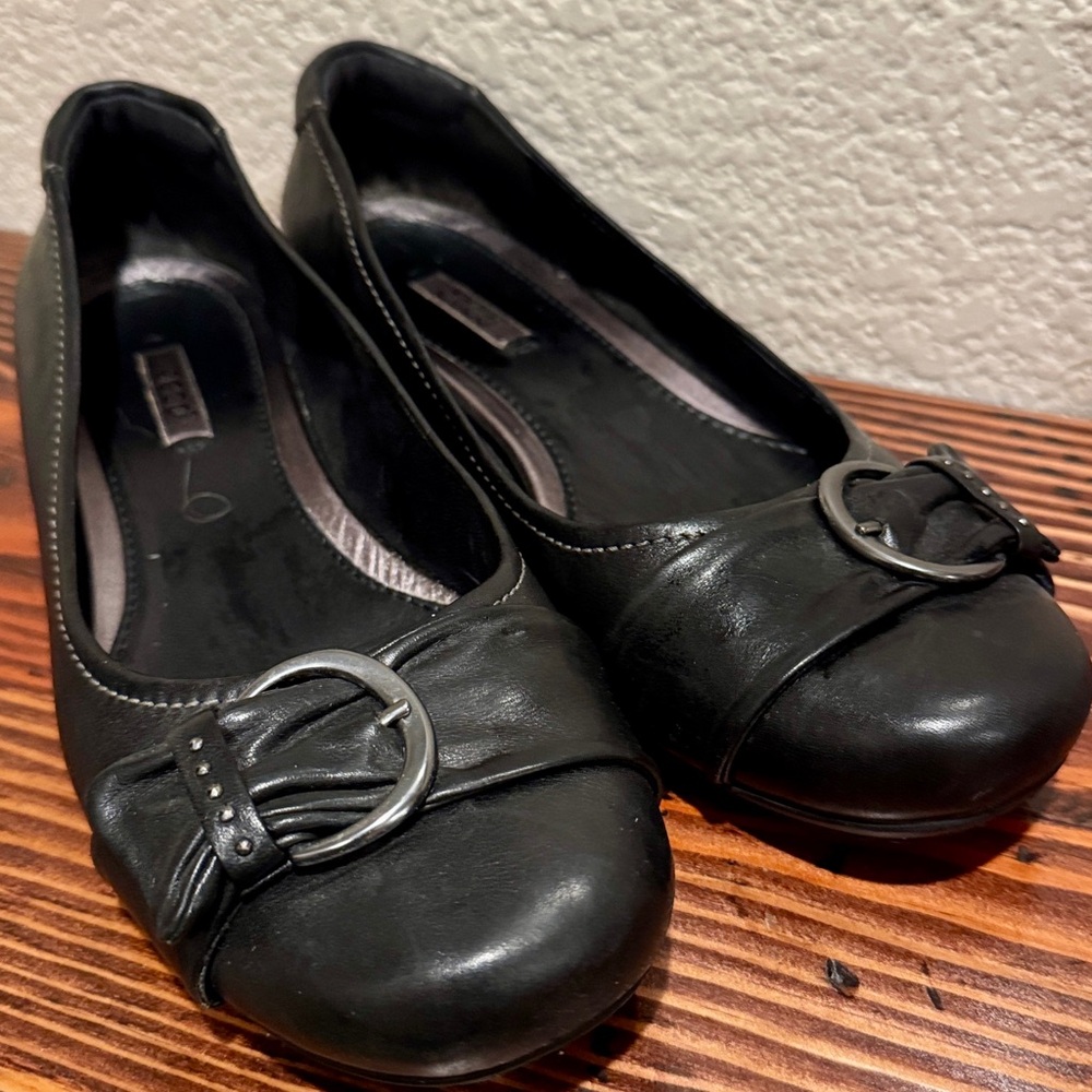 Ecco Black Leather Flats with Buckle